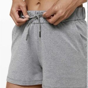 Lululemon On The Fly Mid Rise Short 2.5" Women's Size 4 Heathered Slate Gray